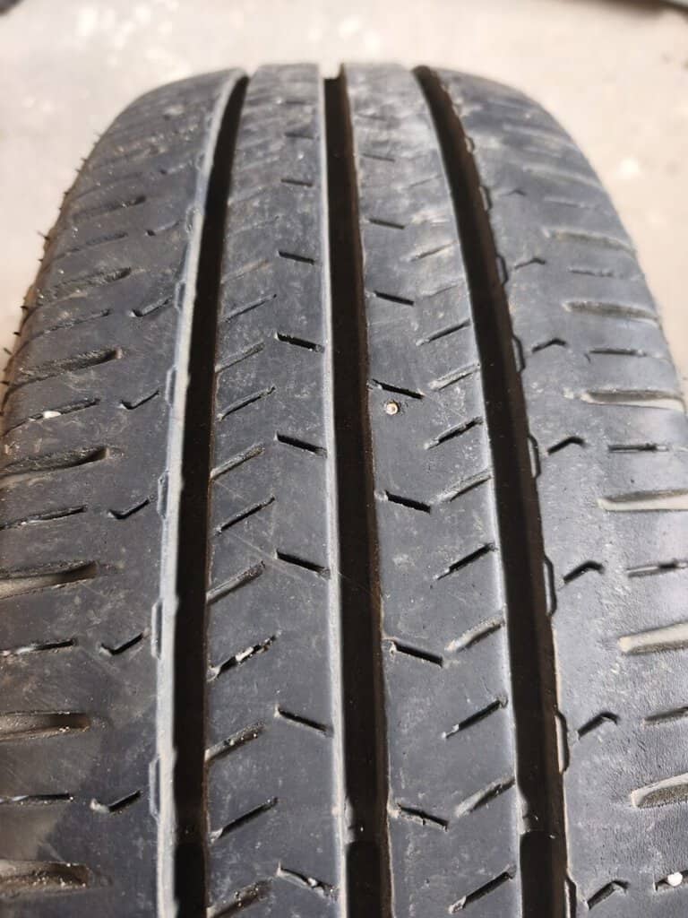 Bazar, nabídka, prodej, nabízím, prodám pneumatiky.