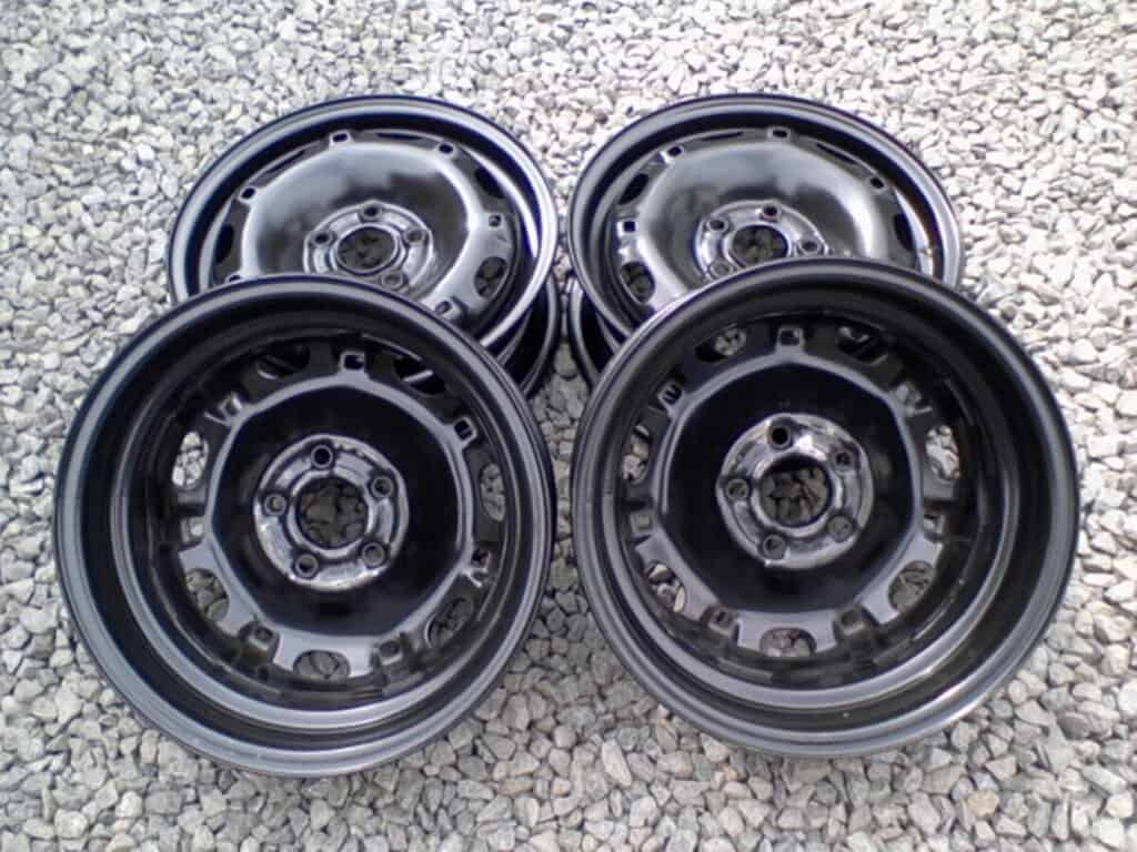 Hliníková kola na prodej, vhodná pro osobní vozidla.