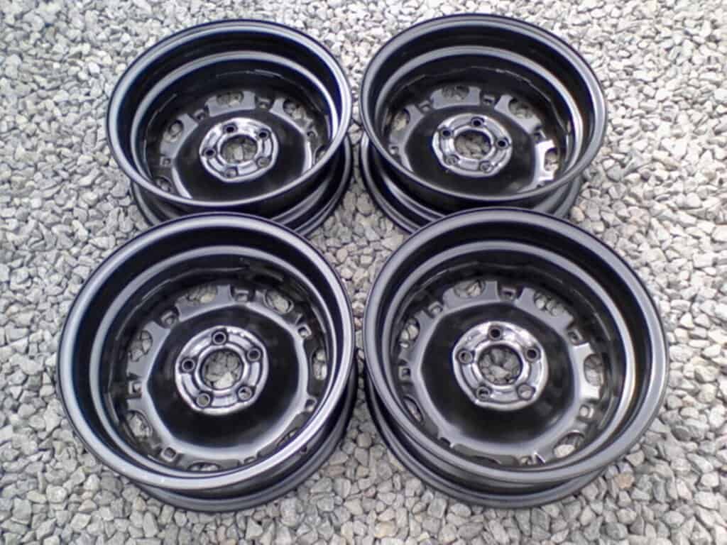 Hliníkové disky pro osobní auto, černé, 4 kusy, lehké a odolné.