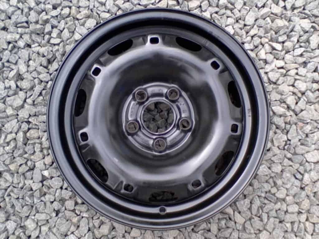 Hliníkový disk kola na prodej, vhodný pro osobní auto, v dobrém stavu.