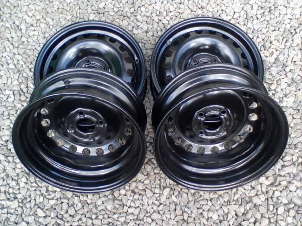 Hliníková kola pro osobní auta, černá barva, sada 4 kusů, lehká a odolná konstrukce.