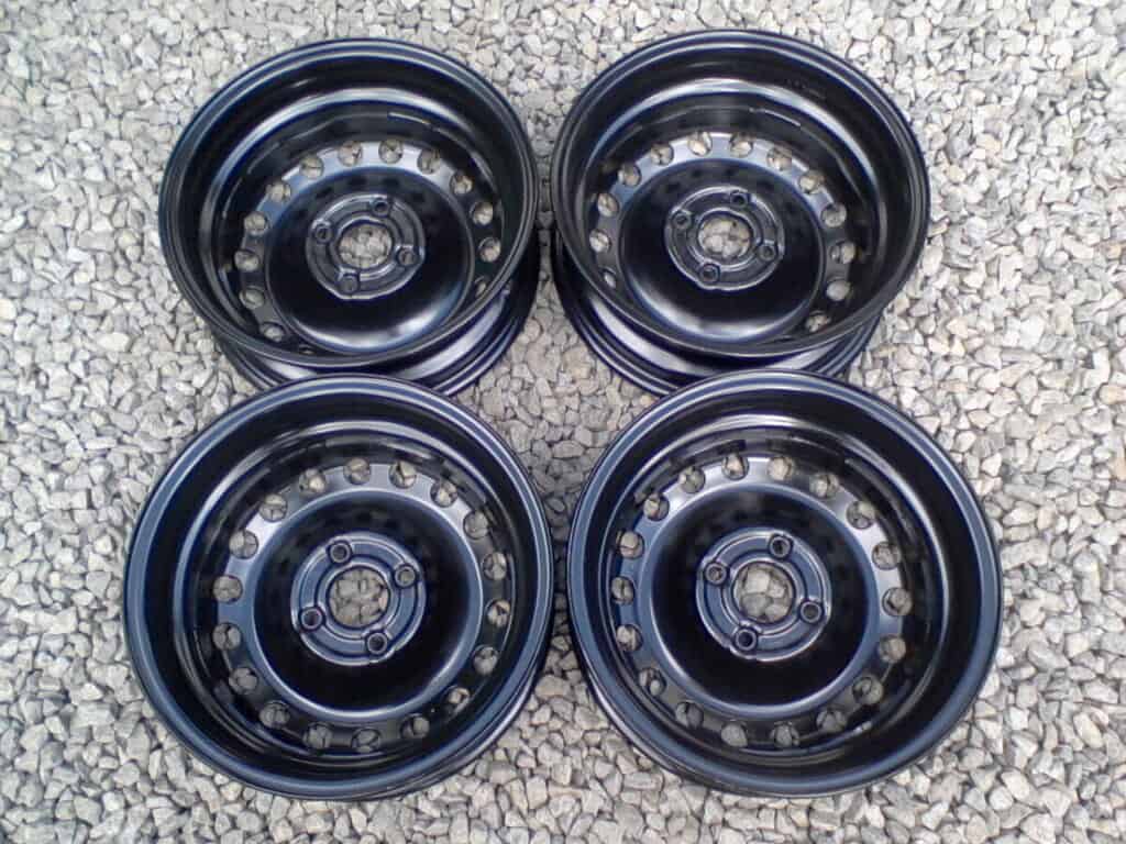 Hliníkové disky na auto, černé, 4 kusy, zimní nebo letní použití.