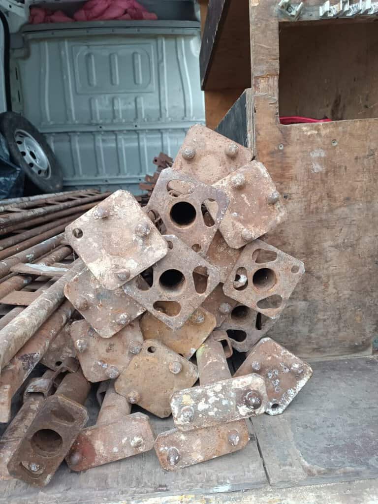 Bazar s kovovými součástkami, staré a použité díly na opravy nebo renovaci.