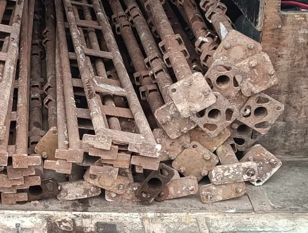 Bazar, nabídka, prodej, nabízím, prodám staré železné díly.