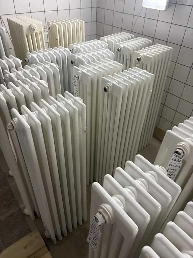 Použité retro trubkové radiátory na prodej, plechové radiátory vhodné do starších bytů.