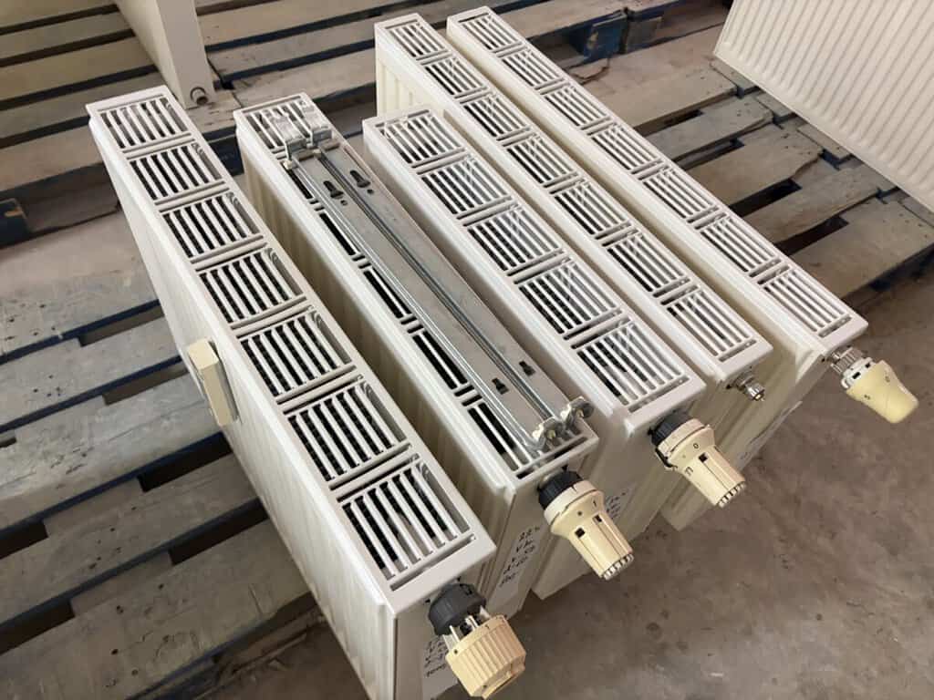 Radiátory na prodej, vhodné do domácnosti nebo kanceláře, nabízím kvalitní topení.