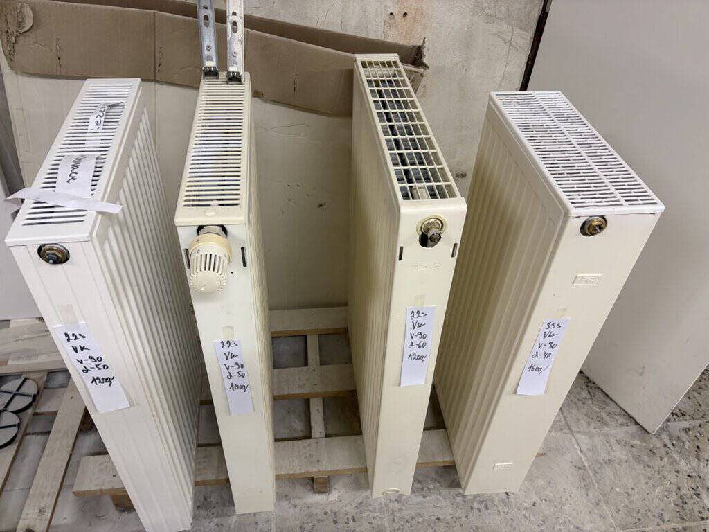 Radiátory na prodej, různé typy a velikosti, vhodné do domácnosti i kanceláře.