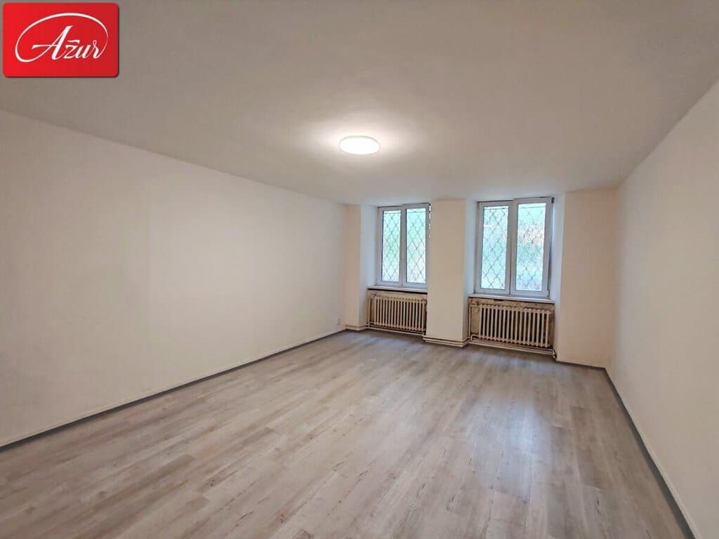 Bazar, nabídka, prodej, nabízím, prodám prázdný pokoj s velkými okny a dřevěnou podlahou.