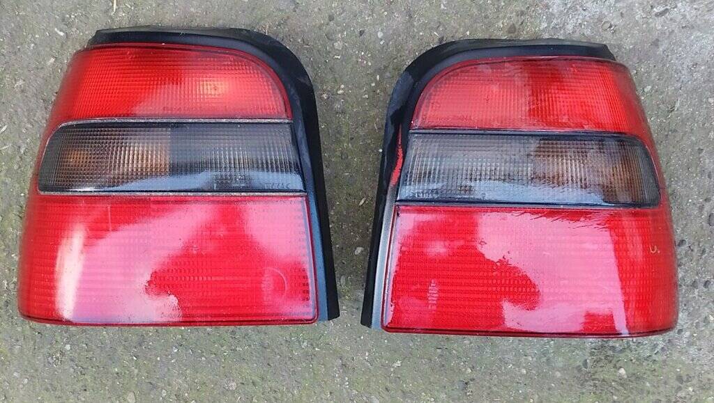 Zadní světla auta, červená a šedá, v dobrém stavu.
