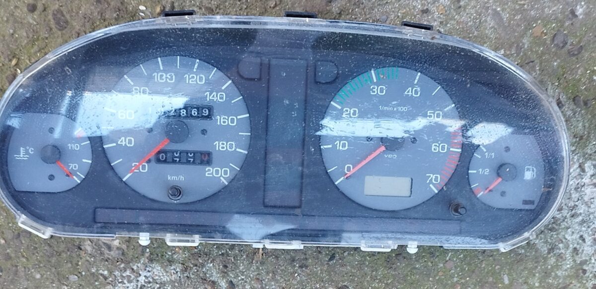 Auto palubní deska s tachometrem a otáčkoměrem.