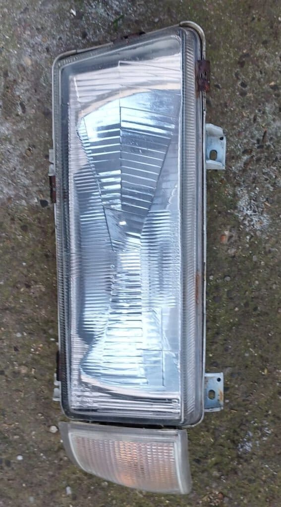 Světlomet s průhledným krytem a reflektorem, vhodný pro osobní auto.