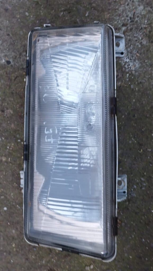 Světlomet auta s průhledným krytem a reflektorem.