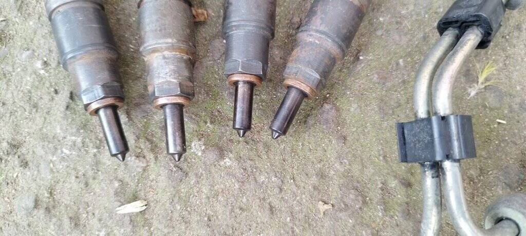 Vstřikovače a palivové trubky na zemědělském stroji, použitá technika.