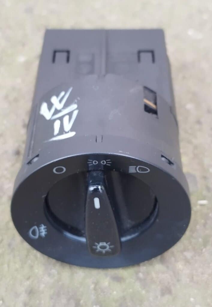 Vypínač světel a světlometů pro automobil, ovládání denního a nočního osvětlení.