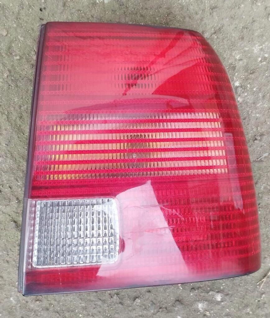 Zadní světlo s červeným a bílým krytem, vhodné na opravu nebo náhradní díl.