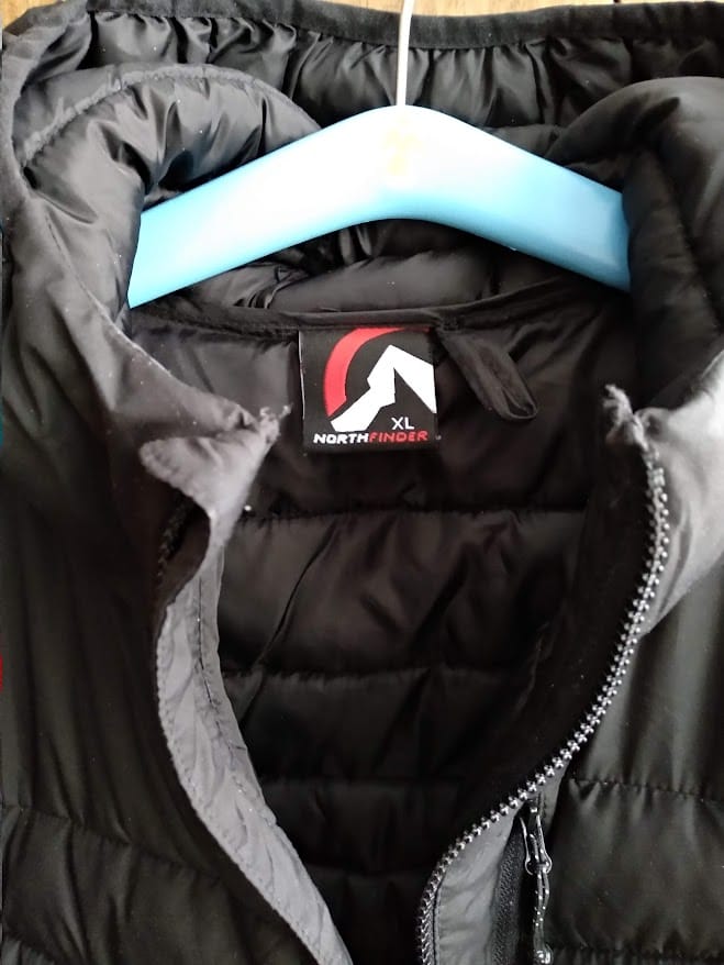 Černá pánská bunda s kapucí, ideální na zimu nebo podzim.