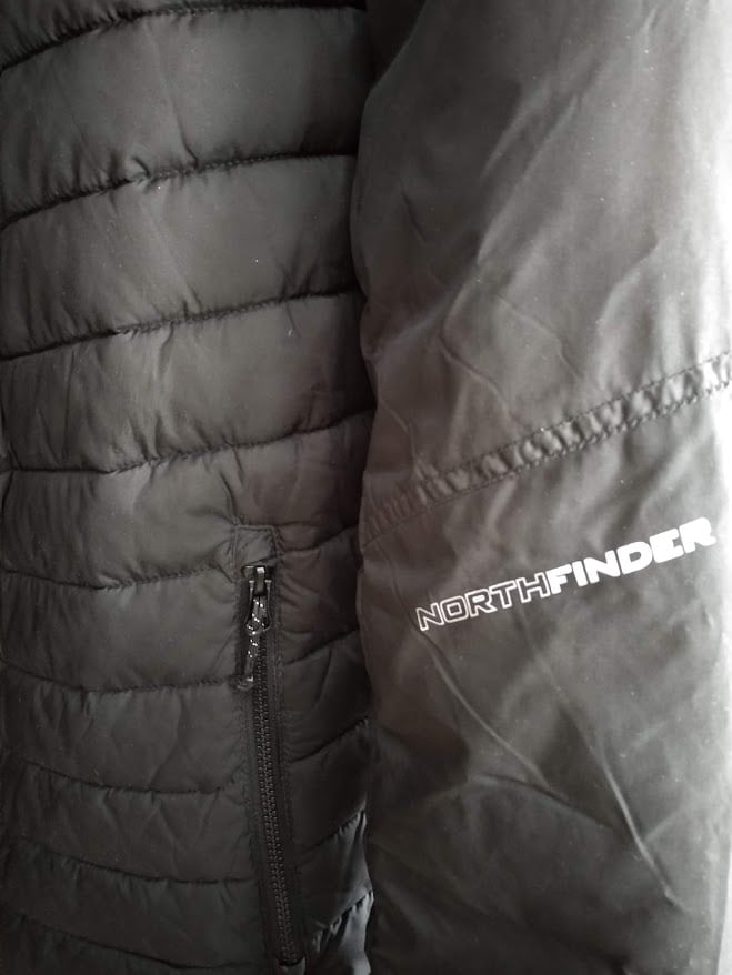 Černá pánská bunda s kapucí a zipem, vhodná na podzim a zimu.