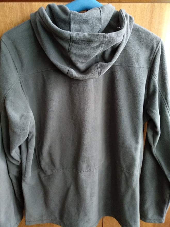 Pánská šedá mikina s kapucí, ideální na podzim a zimu.