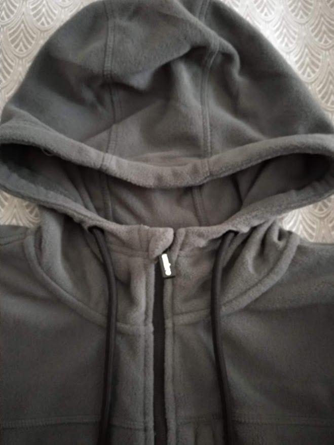 Mikina s kapucí, šedá, vhodná na každodenní nošení. Ideální pro muže, kteří hledají pohodlné a stylo.