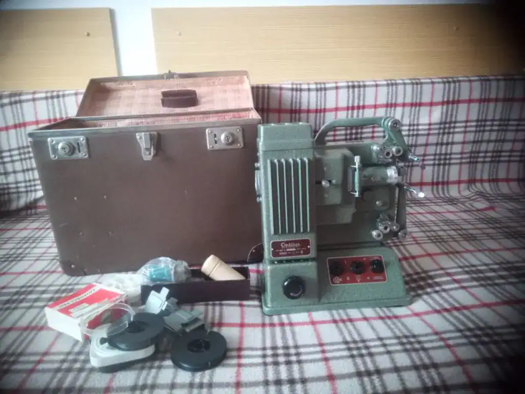 Projektor a dvě promítačky na prodej.