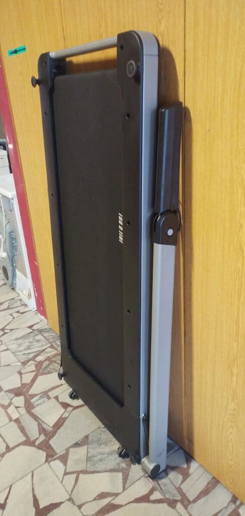 Skládací běžecký pás pro domácí fitness, snadno skladovatelný a vhodný pro cvičení.