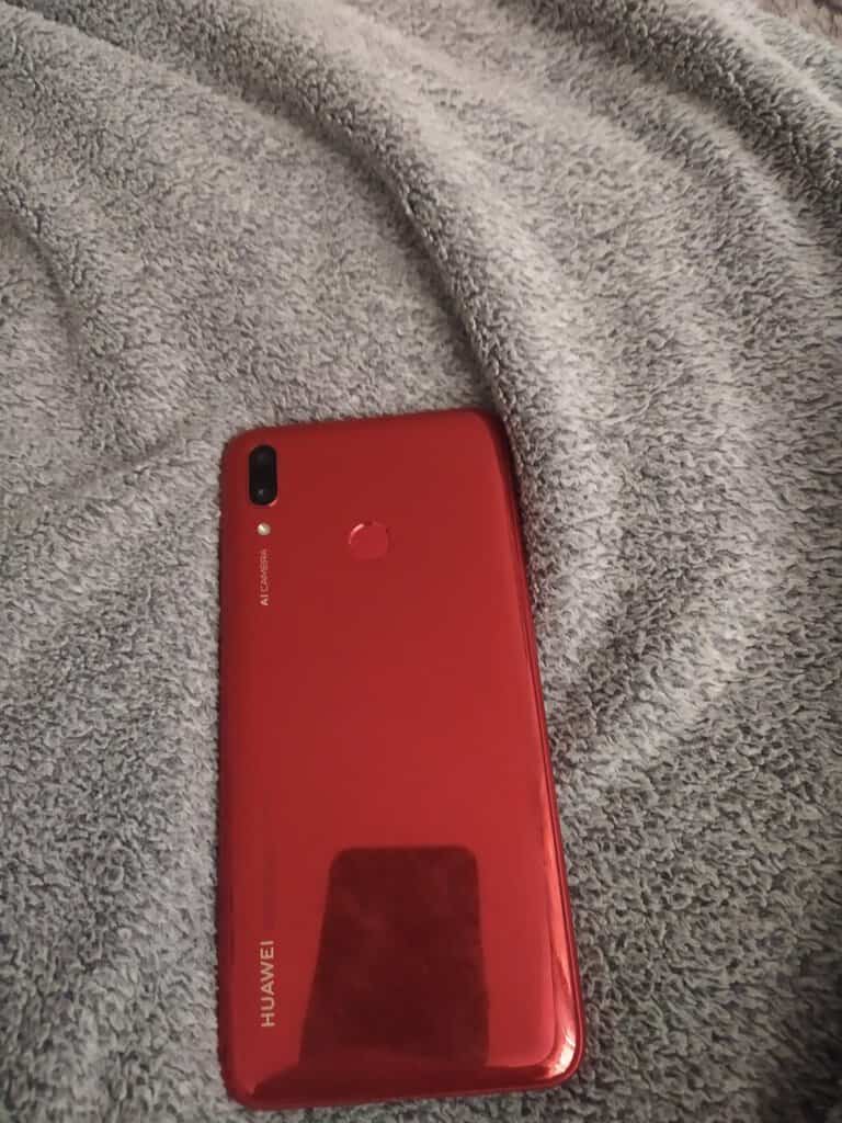 Bazar, nabídka, prodej, nabízím, prodám červený Huawei mobil.