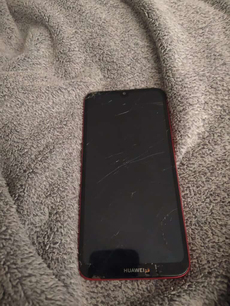 Huawei telefon s prasklým displejem, nabídka na prodej v bazaru.