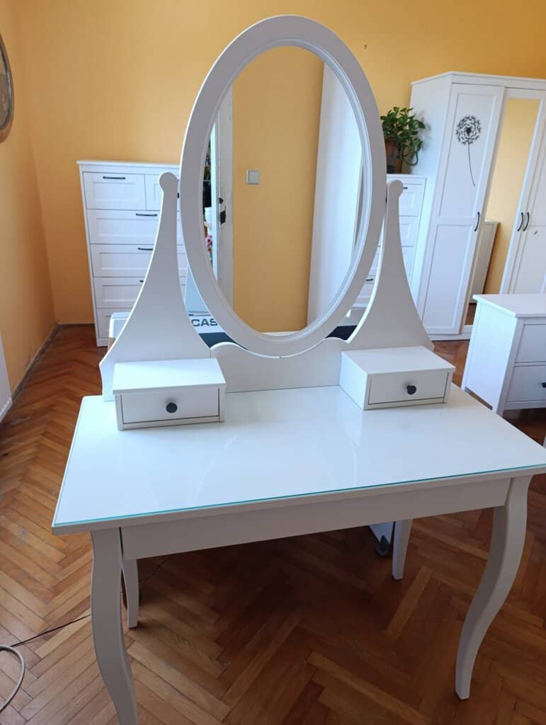 Bazar, nabídka, prodej, nabízím, prodám krásný dámský toaletní stolek s velkým zrcadlem a úložnými z.