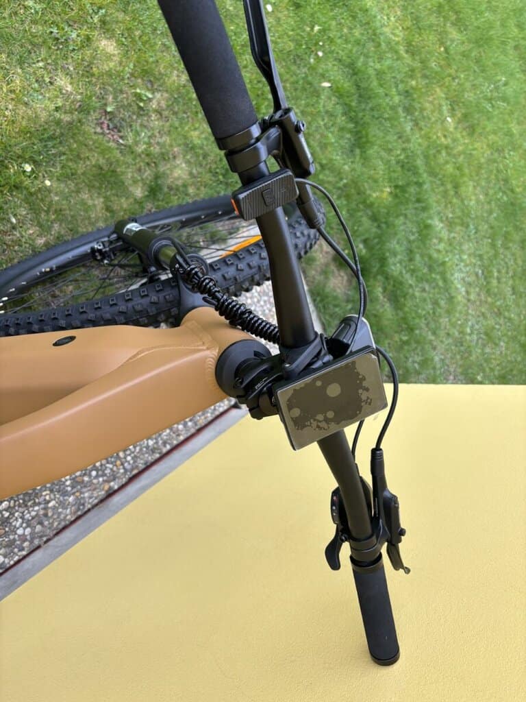 Elektrokoloběžka s pevným rámem a displejem na řídítkách.