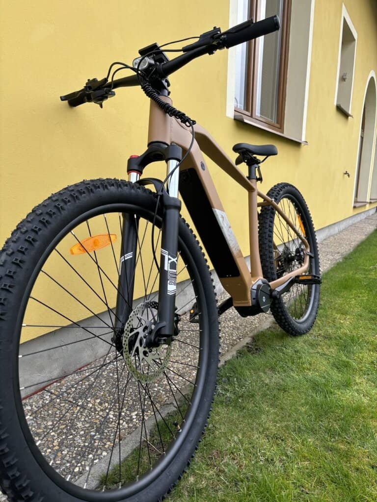 Elektrokolo s černým rámem a výkonným motorem, ideální pro městskou i terénní jízdu.