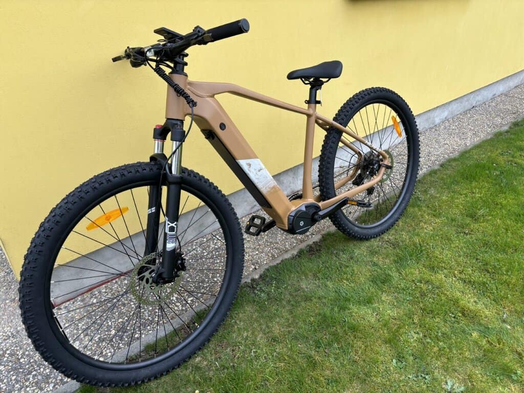 Elektrokolo s pevným rámem a výkonným motorem, ideální pro horské výlety.