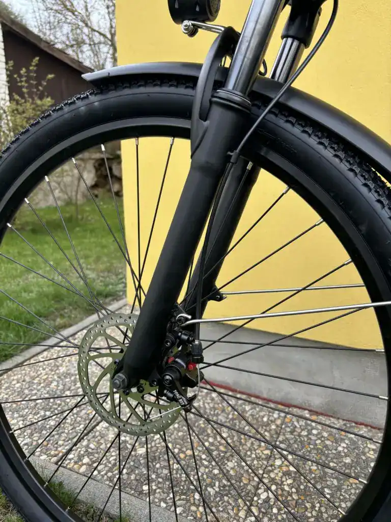 Elektrokolo 29” s moderním designem a výkonným motorem, ideální pro horské i městské jízdy.