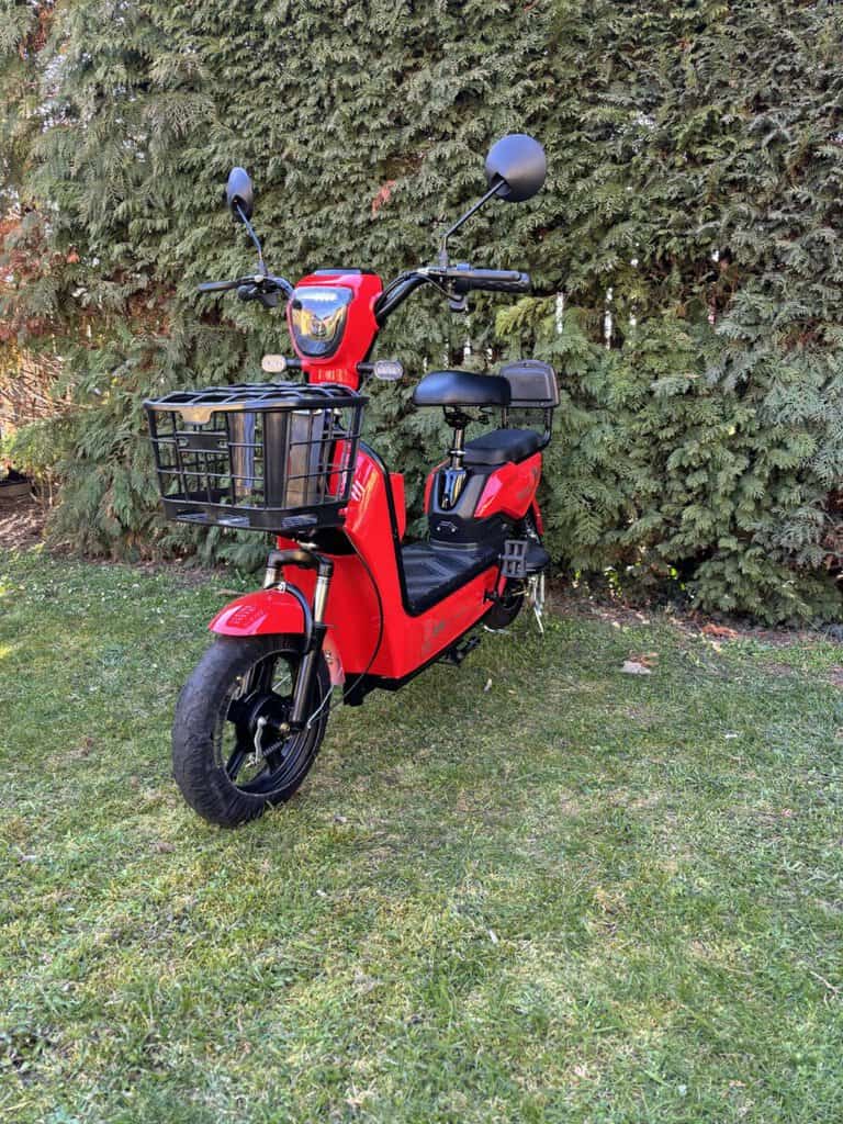Elektrický skútr s košíkem na nákupy, ideální pro městské ježdění.