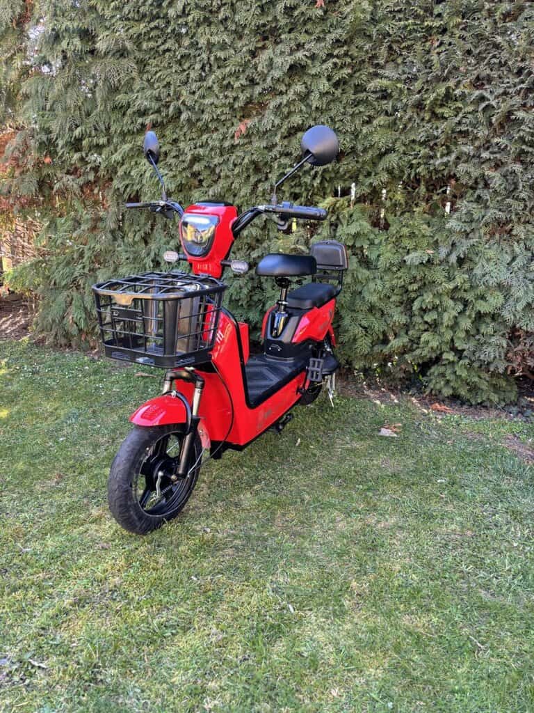 Elektrická koloběžka s košíkem na inzerci, ideální pro městské přesuny.