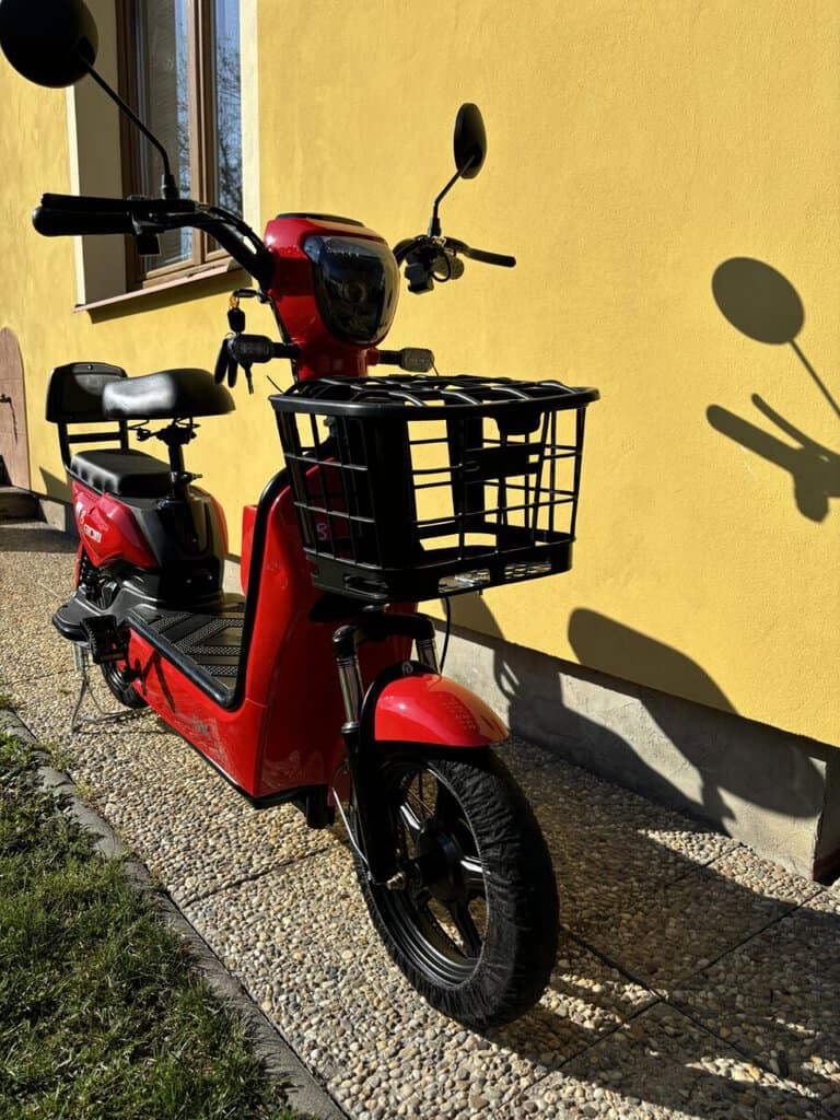 Elektrická koloběžka s košíkem, vhodná pro městské ježdění, v dobrém stavu, ideální pro každodenní p.