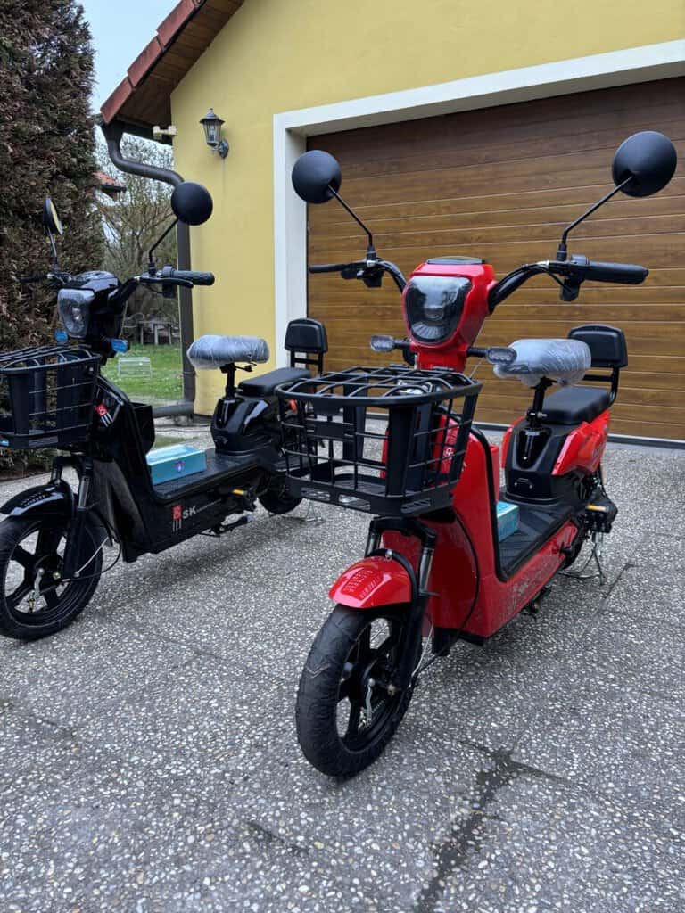 Bazar s elektrickými skútry vhodnými pro městskou dopravu nebo rekreační jízdu.