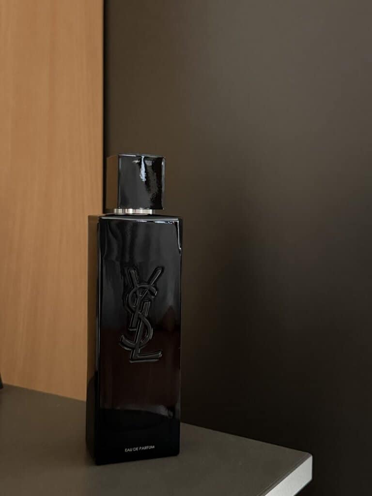 Parfém Yves Saint Laurent na prodej v bazaru, elegantní a kvalitní vůně, ideální pro dámy i pány.