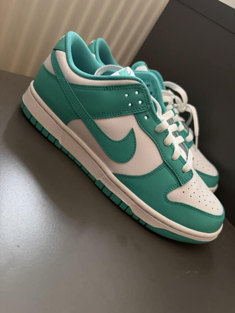 Bazarové tenisky Nike v zeleno-bílé barvě, vhodné na sport i volný čas.