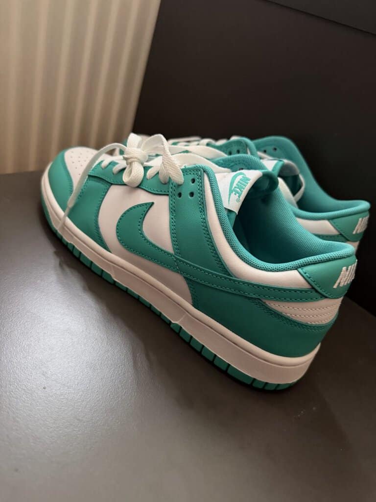 Bazarové sportovní boty Nike v modro-bílé barvě, vhodné na volný čas nebo sportovní aktivity.