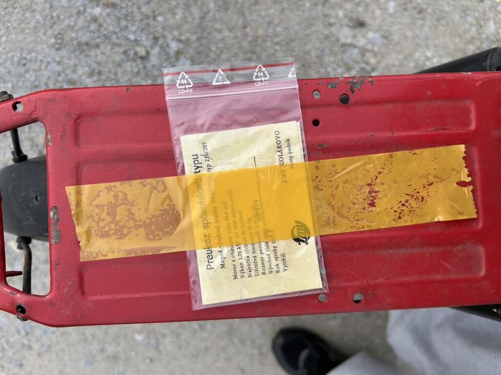 Bazar, nabídka, prodej staré skládací lavičky, nabízím k prodeji.