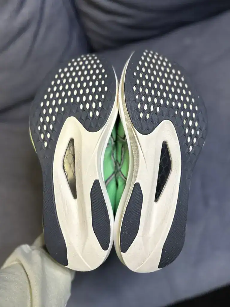 Běžecké boty Asics MAGIC SPEED 5 s odpružením a prodyšným svrškem.