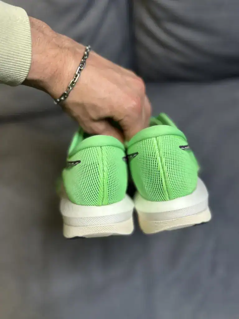 Obuv Asics MAGIC SPEED 5 v zelené barvě, ideální na běhání a sportovní aktivity.