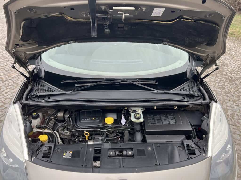 Detailní pohled na motor a jeho komponenty.