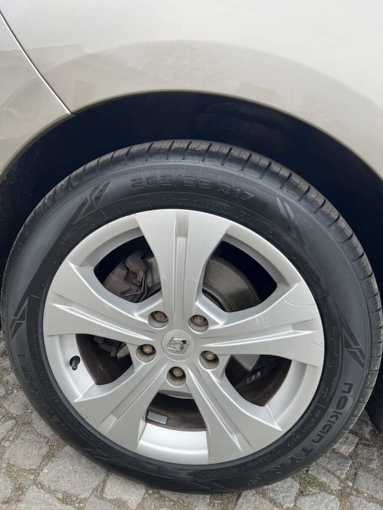 Hliníkové disky na auto s pěti paprsky, vhodné pro osobní vozidlo.