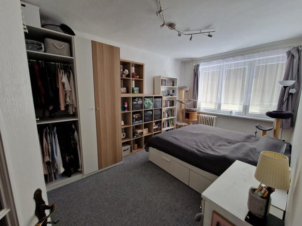 Bazar, nabídka, prodej, nabízím, prodám moderní ložnici s velkým oknem a úložnými prostory.