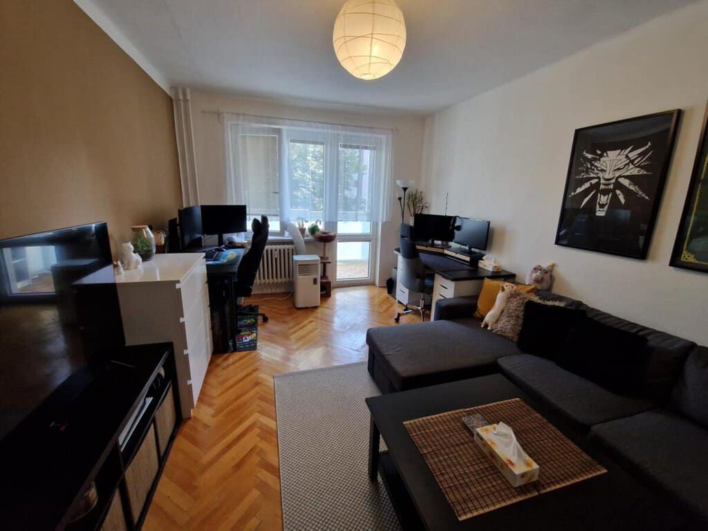 Bazar, nabídka, prodej, nabízím, prodám moderní obývací pokoj s televizí, pohovkou a pracovním koute.