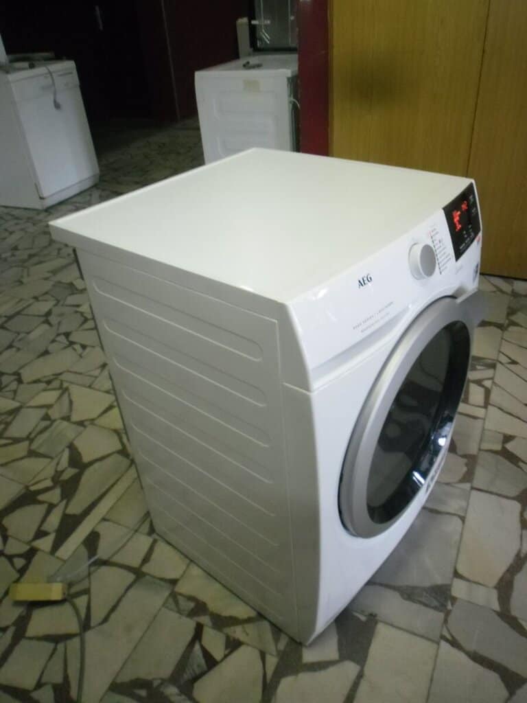 Pračka s předním plněním, bílá, moderní design, vhodná do domácnosti.