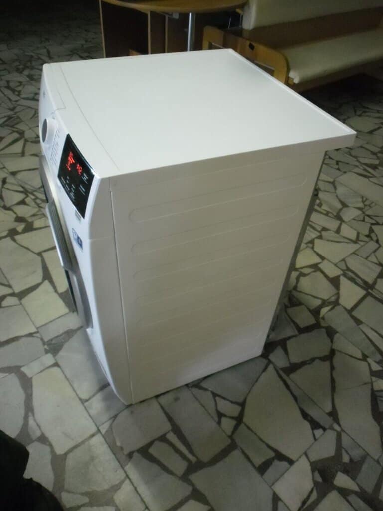 Pračka s digitálním ovládáním a funkcemi pro efektivní praní. Ideální pro domácnosti i komerční využ.