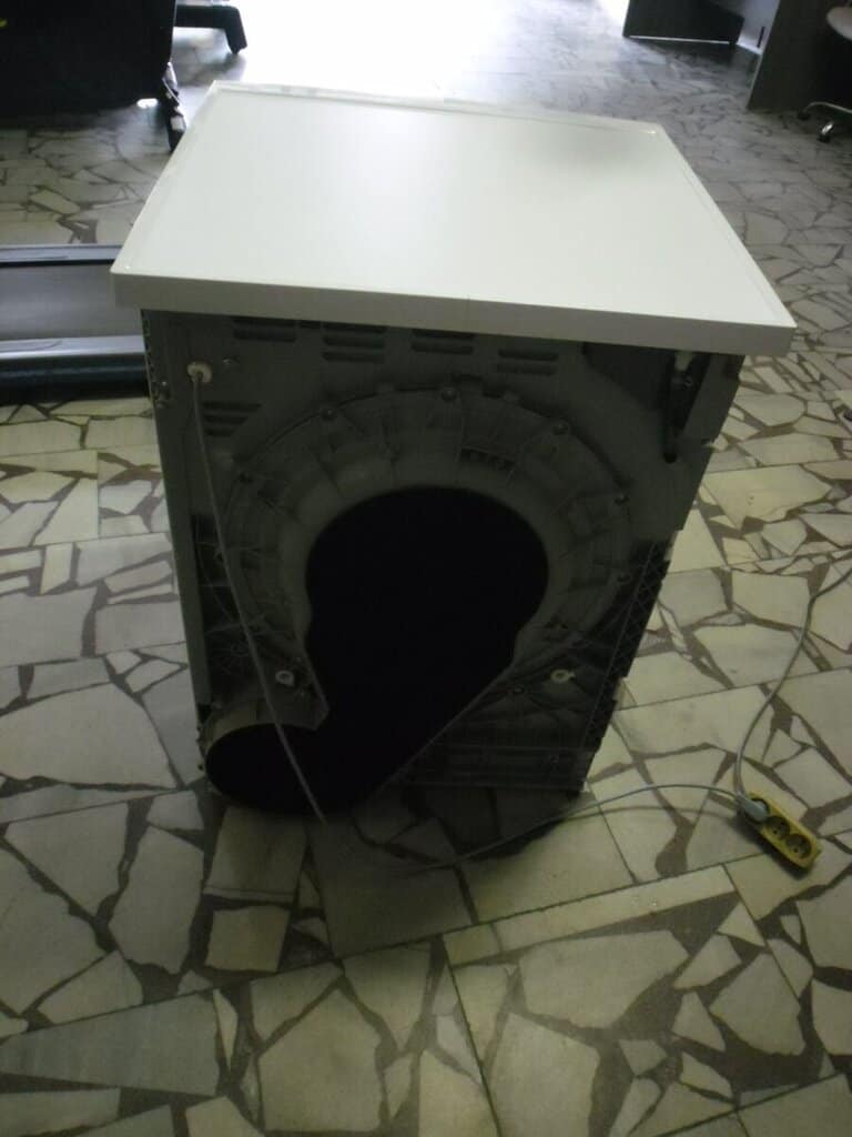 Pračka bez předního panelu, rozebraná, vhodná k opravě nebo repasi.