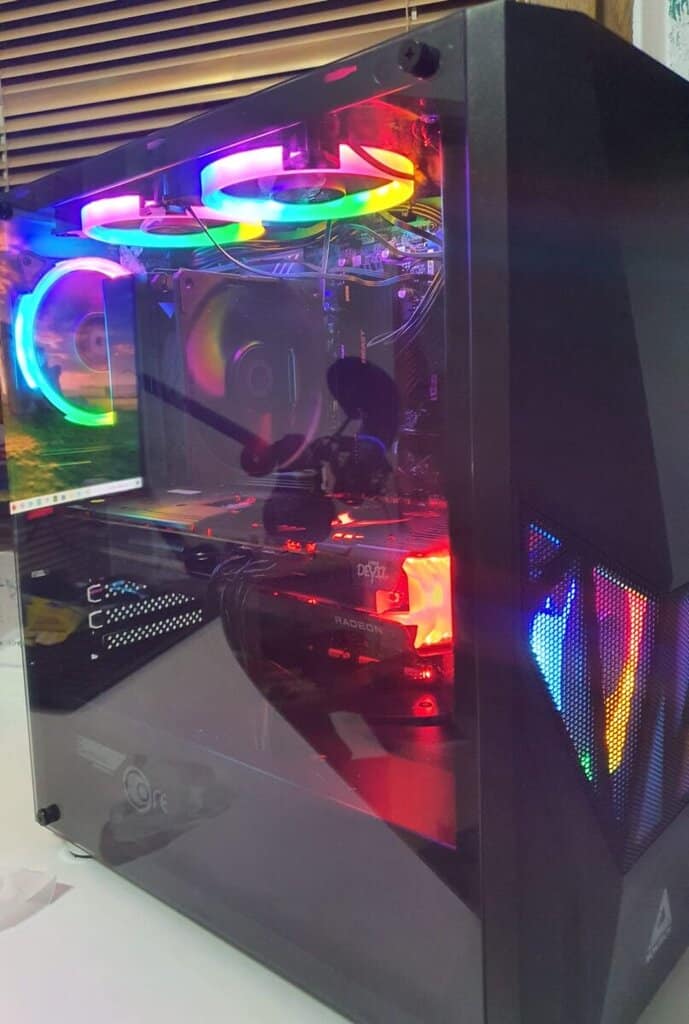 Herní počítač s RGB osvětlením a výkonným hardwarem, ideální pro hraní her a práci.